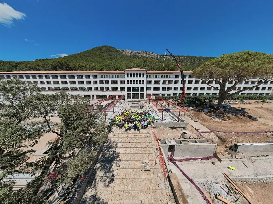 arquitecto foto obra con todo el equipo en exterior